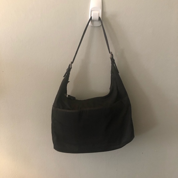 Vintage Coach shoulder bag. There are no tears or rips.  A bit of wear on seams - Picture 2 of 4